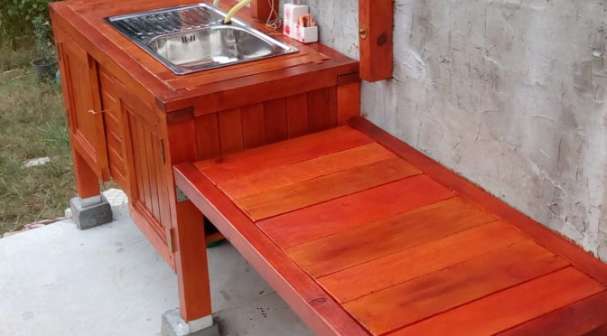 Външна мивка с дървен шкаф